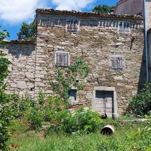 Buzet, građevinski teren sa starinom