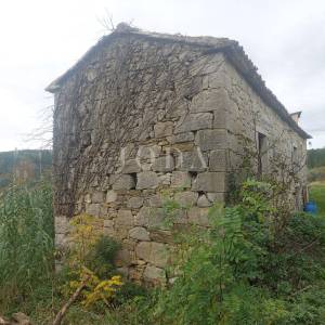 Buzet, građevinski teren sa starinom
