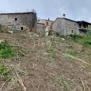 Buzet, građevinski teren sa starinom