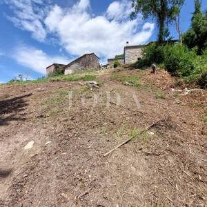 Buzet, građevinski teren sa starinom