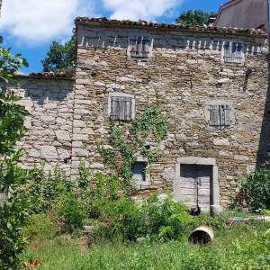 Buzet, građevinski teren sa starinom