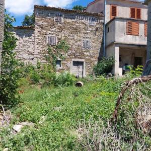 Buzet, građevinski teren sa starinom