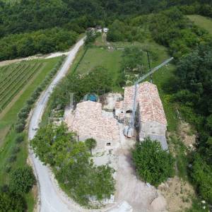 Cerovlje, okolica, istarska stancija sa dvije kuće i prostranom okućnicom