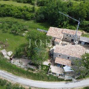 Cerovlje, okolica, istarska stancija sa dvije kuće i prostranom okućnicom