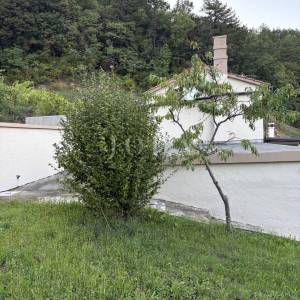Cerovlje, okolica, kuća na mirnoj lokaciji sa velikim građevinskim terenom