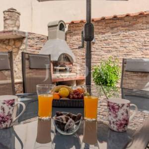 Cesarica, kuća sa 3 apartmana