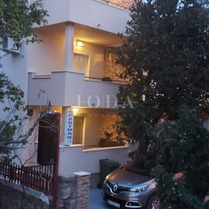 Cesarica, kuća sa 3 apartmana