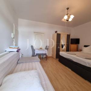 Crikvenica, dvije kuće sa osam apartmana