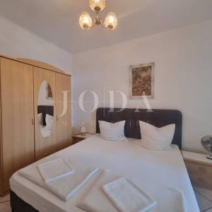 Crikvenica, dvije kuće sa osam apartmana