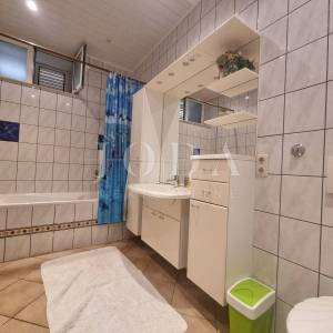 Crikvenica, dvije kuće sa osam apartmana
