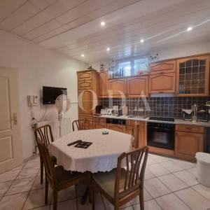 Crikvenica, dvije kuće sa osam apartmana