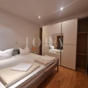 Crikvenica, dvije kuće sa osam apartmana