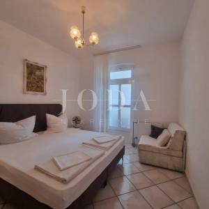 Crikvenica, dvije kuće sa osam apartmana