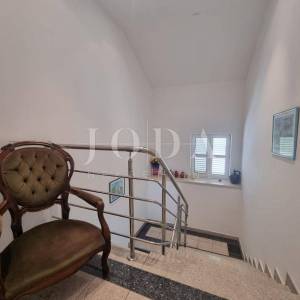 Crikvenica, dvije kuće sa osam apartmana