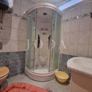 Crikvenica, dvije kuće sa osam apartmana