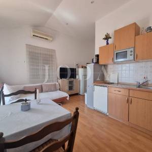 Crikvenica, dvije kuće sa osam apartmana