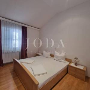 Crikvenica, dvije kuće sa osam apartmana
