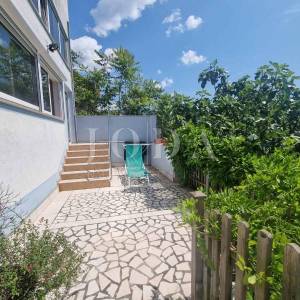 Crikvenica, dvije kuće sa osam apartmana
