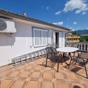 Crikvenica, dvije kuće sa osam apartmana