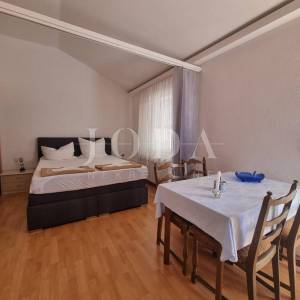 Crikvenica, dvije kuće sa osam apartmana