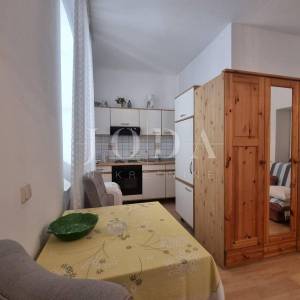 Crikvenica, dvije kuće sa osam apartmana