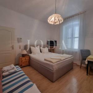 Crikvenica, dvije kuće sa osam apartmana