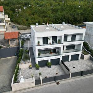 Crikvenica dvojna kuća sa bazenom