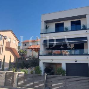 Crikvenica dvojna kuća sa bazenom