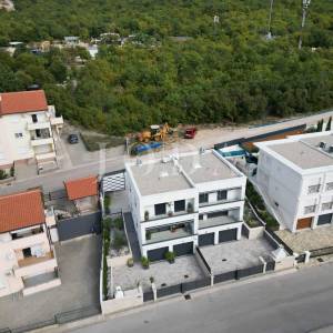 Crikvenica dvojna kuća sa bazenom