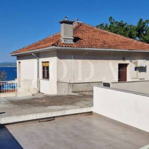 Crikvenica, kuća prvi red do mora