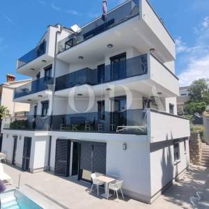 Crikvenica, kuća sa osam apartmana