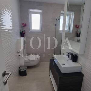 Crikvenica, kuća sa osam apartmana