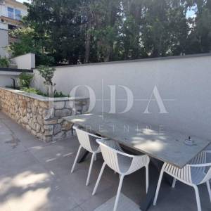 Crikvenica, kuća sa osam apartmana