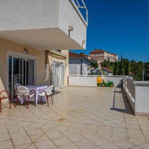 Crikvenica, kuća sa poslovnim prostorom na odličnoj lokaciji