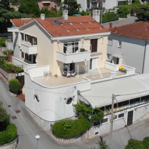 Crikvenica, kuća sa poslovnim prostorom na odličnoj lokaciji