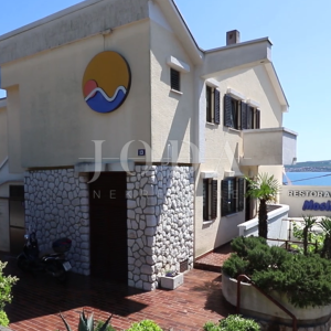 Crikvenica, kuća sa poslovnim prostorom na odličnoj lokaciji