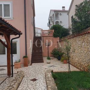 CRIKVENICA, kuća sa tri stambene jedinice i bazenom