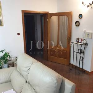 CRIKVENICA, kuća sa tri stambene jedinice i bazenom