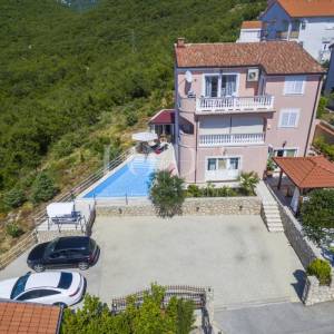 CRIKVENICA, kuća sa tri stambene jedinice i bazenom