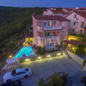 CRIKVENICA, kuća sa tri stambene jedinice i bazenom