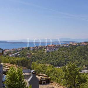 CRIKVENICA, kuća sa tri stambene jedinice i bazenom