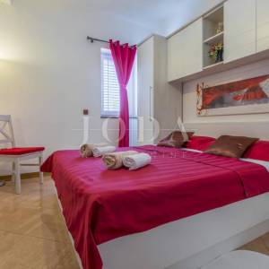 CRIKVENICA, kuća sa tri stambene jedinice i bazenom