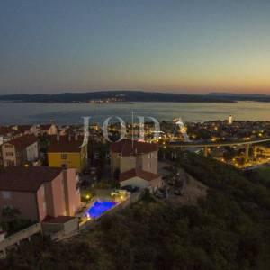 CRIKVENICA, kuća sa tri stambene jedinice i bazenom