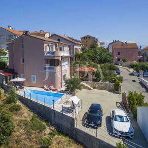 CRIKVENICA, kuća sa tri stambene jedinice i bazenom