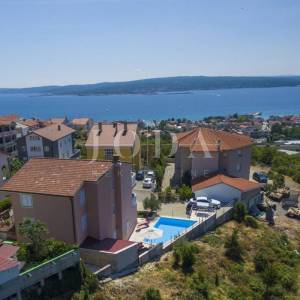 CRIKVENICA, kuća sa tri stambene jedinice i bazenom