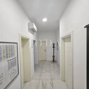 CRIKVENICA, kuća sa tri stambene jedinice i bazenom