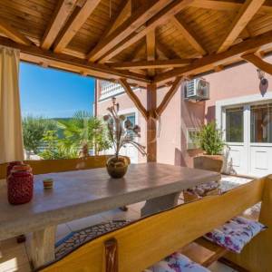 CRIKVENICA, kuća sa tri stambene jedinice i bazenom