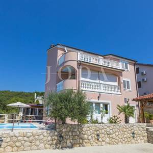 CRIKVENICA, kuća sa tri stambene jedinice i bazenom