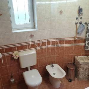 CRIKVENICA, kuća sa tri stambene jedinice i bazenom
