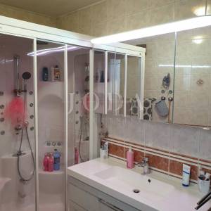 CRIKVENICA, kuća sa tri stambene jedinice i bazenom